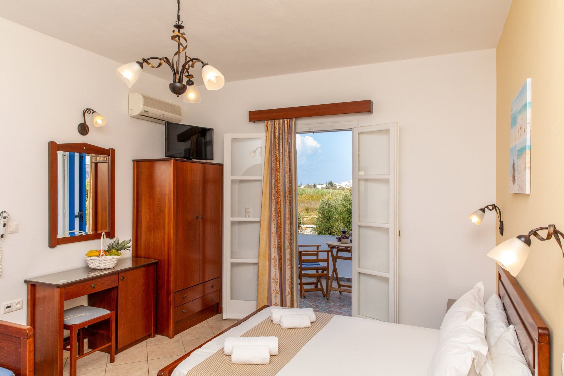 Spacious Apartment with private kitchenette and furnished balcony at Surfer Paradise Naxos