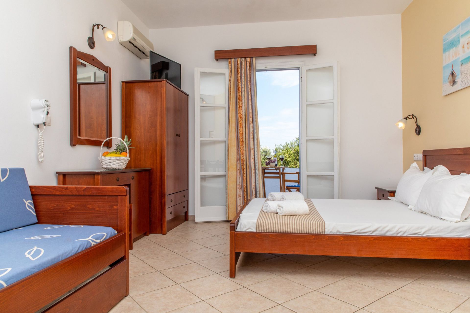 Quadruple Studio with kitchenette and private balcony at Surfer Paradise Naxos